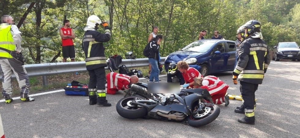 Scontro frontale tra auto e moto, 33enne elitrasportato in codice rosso al Santa Chiara